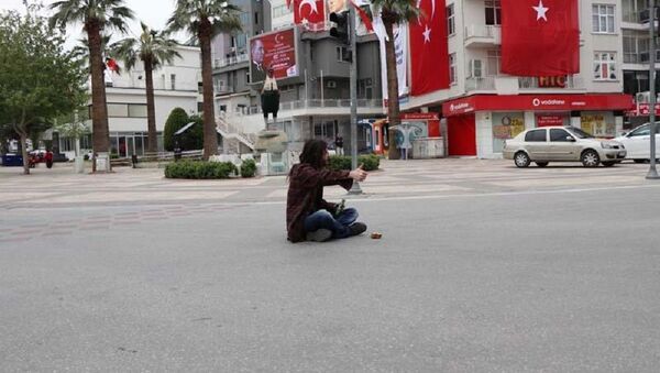 Alkollü halde sokağa çıktı, ambulansa otostop çekmeye çalıştı - Sputnik Türkiye