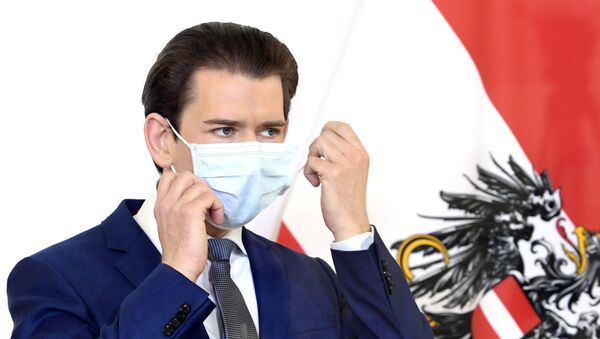  Sebastian Kurz maske takarak basın toplantısına başlarken, Viyana, Avusturya - Sputnik Türkiye