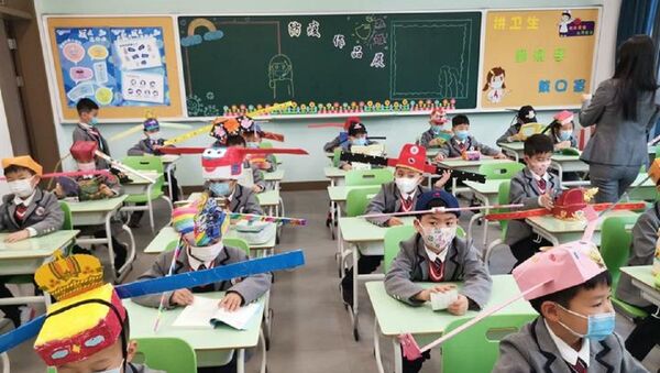 Çin'deki bir ilkokulun ilginç koronavirüs önlemi: Kanatlı sosyal mesafe şapkaları - Sputnik Türkiye