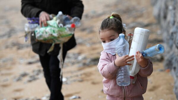 İspanya'da koronavirüs nedenli çocuklara sokağa çıkma yasağının 6 hafta sonra ilk kez kısmen kalkmasının ardından Gijon kentinde sahildeki plastik çöpleri temizleyen baba-kız - Sputnik Türkiye