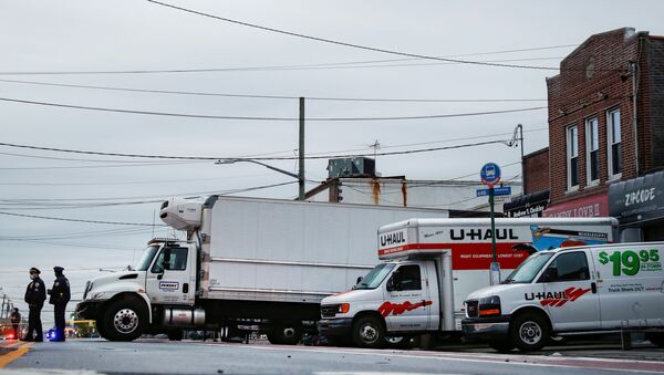 New York Şehri Polis Teşkilatı, Brooklyn semtinde Andrew Cleckley Cenaze Evi'nin önünde bekleyen kamyonlar ve minibüslerde onlarca ceset buldu. - Sputnik Türkiye