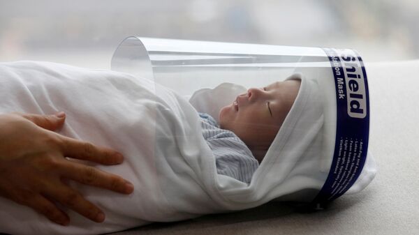 Koronavirüs döneminde doğan bebek aşı için geldiği hastanede yüz kaskı takılmış halde, Hanoi, Vietnam  - Sputnik Türkiye