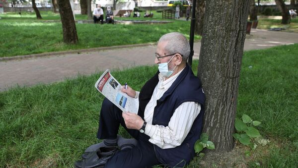 Bursa’da yaşayan ve devletin kendilerine tanıdığı sokağa çıkma iznini parklarda geçiren 65 yaş üstü vatandaşlar, Büyükşehir Belediyesi’nin bulmaca sürpriziyle karşılaştı. - Sputnik Türkiye
