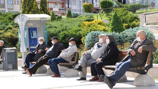 Sivas'ta koronavirüs dolayısıyla uygulanan sokağa çıkma kısıtlamasını fırsat bilen 65 yaş üstü vatandaşlar, izinlerini banklarda oturarak ve boş kalan caddelerde yürüyerek değerlendirdiler. - Sputnik Türkiye