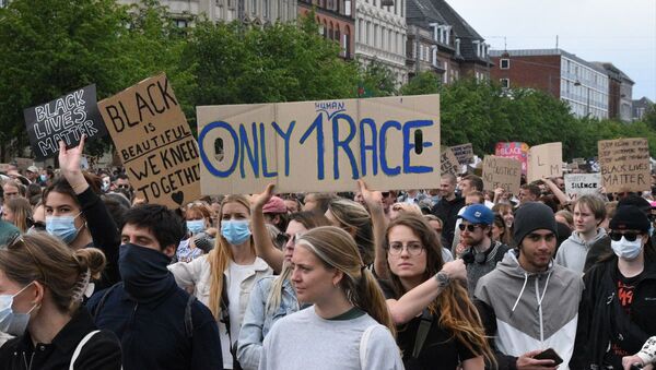 Danimarka'da 15 binden fazla kişi ırkçılık ve polis şiddetini protesto etti - Sputnik Türkiye