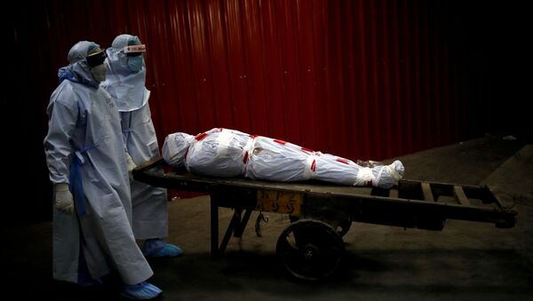 Hindistan'da koronavirüs sebebiyle yaşamını yitiren bir hastayı nakleden sağlık görevlileri - Sputnik Türkiye