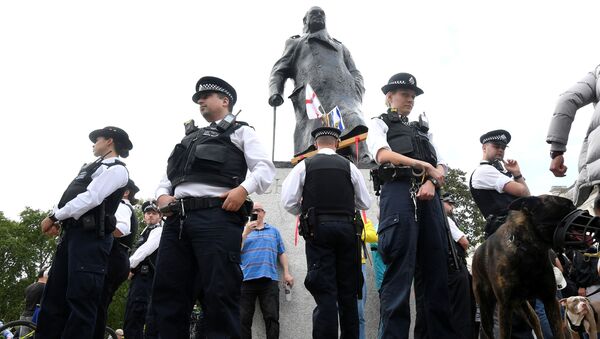 İngiltere'deki ırkçılık karşıtı eylemlerde eski başbakanlardan Winston Churchill'in heykeline Bir ırkçıydı yazıldı. - Sputnik Türkiye