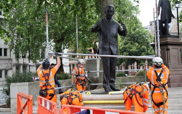 İngiltere’nin başkenti Londra’da aşırı sağcıların düzenleyeceği gösteri öncesi Güney Afrika'nın efsanevi lideri Nelson Mandela’nın Parlamento Meydanında bulunan heykeli korumaya alındı. - Sputnik Türkiye
