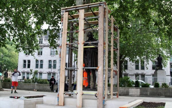 İngiltere’nin başkenti Londra’da aşırı sağcıların düzenleyeceği gösteri öncesi Hindistan'ın bağımsızlık lideri Mahatma Gandhi'nin Parlamento Meydanında bulunan heykeli korumaya alındı. - Sputnik Türkiye