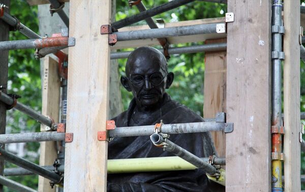 İngiltere’nin başkenti Londra’da aşırı sağcıların düzenleyeceği gösteri öncesi Hindistan'ın bağımsızlık lideri Mahatma Gandhi'nin Parlamento Meydanında bulunan heykeli korumaya alındı. - Sputnik Türkiye