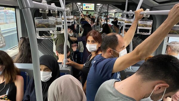Metrobüs duraklarında sosyal mesafe unutuldu - Sputnik Türkiye