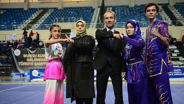Türkiye Wushu Federasyonu (TWF) Başkanvekili Abdurrahman Akyüz’ün kızı Elif Akyüz aynı turnuvaya hem hakem hem de sporcu olarak katıldı - Sputnik Türkiye