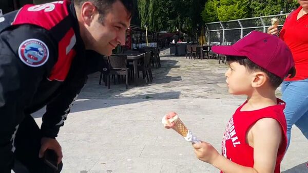 Küçük çocuk Maraş dondurmacısına sinirlendi - Sputnik Türkiye