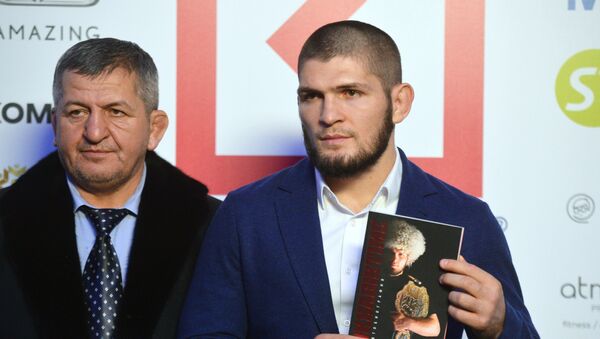 UFC hafif siklet şampiyonu Habib Nurmagomedov ile babası Abdulmanap Nurmagomedov - Sputnik Türkiye